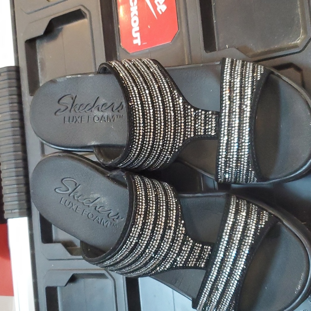 sketchers luxe foam sz 7 sandal slip on comfort wedge